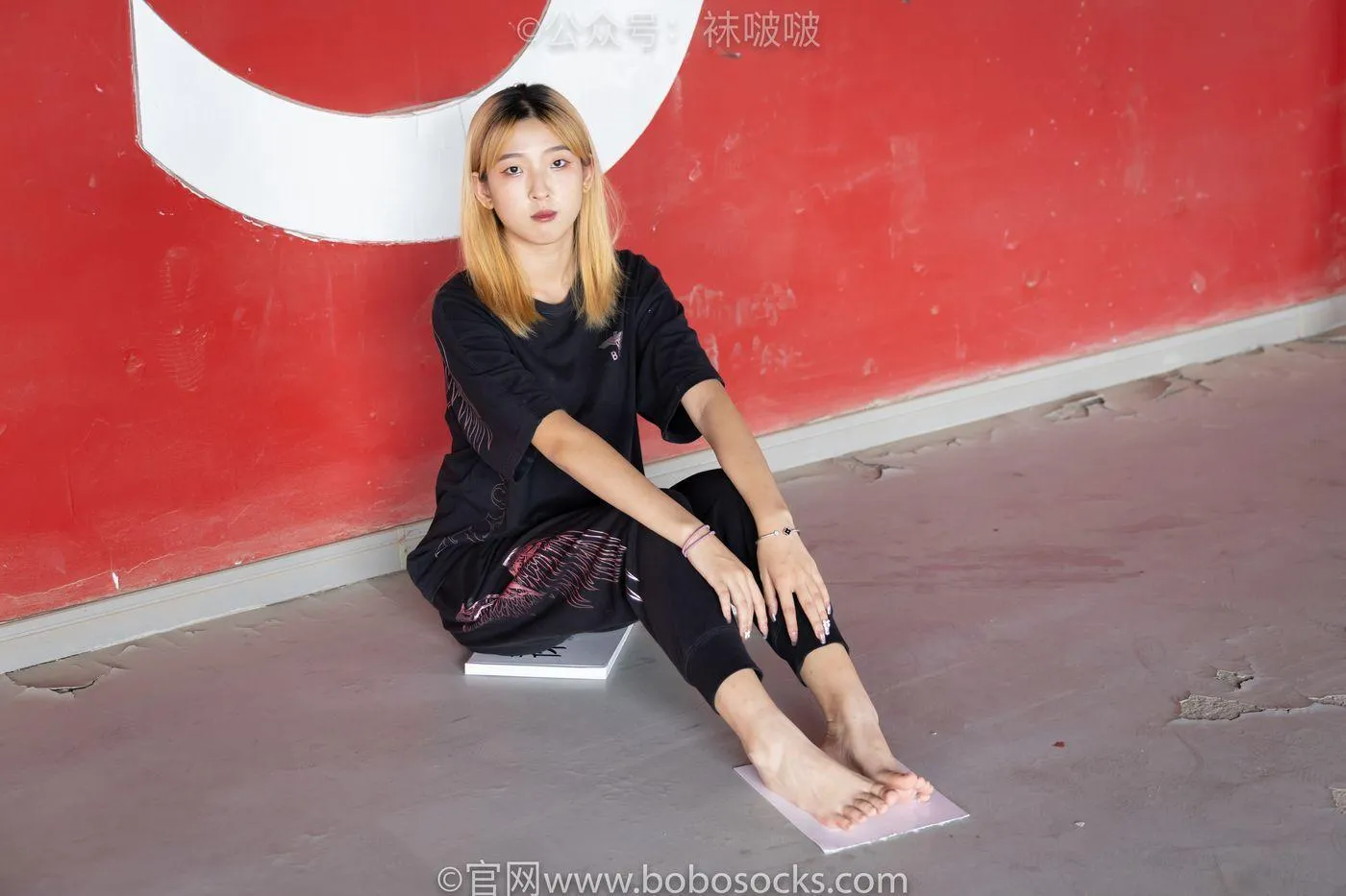 [BoBoSocks袜啵啵]NO.018 木木-运动鞋、白棉袜、裸足 [136P]插图2
